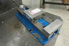 Kurt D-688 6" Machine Vise with Handle