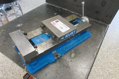 Kurt D-688 6" Machine Vise with Handle