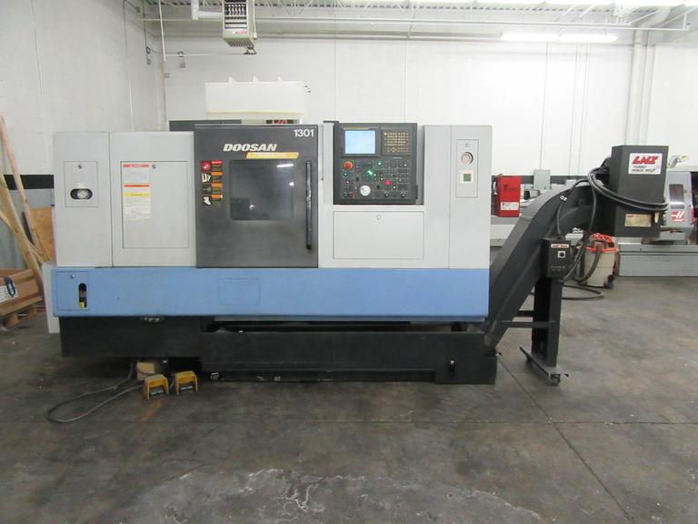 Doosan Puma 300C CNC Turning Center with Tailstock, 12" Chuck, 4" Bar Capacity,12 Station Turret, Chip Conveyor