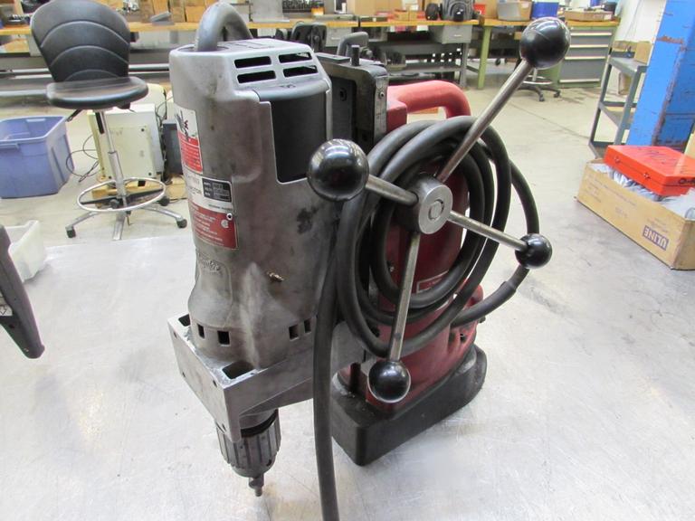 Milwaukee magnetic base online drill