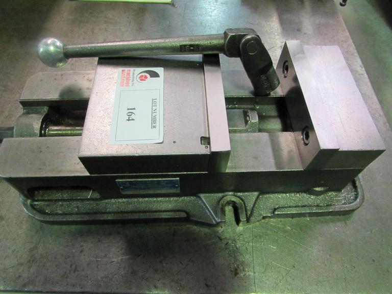 Kurt D-675 Precision Machine Vise with Handle and Jaws