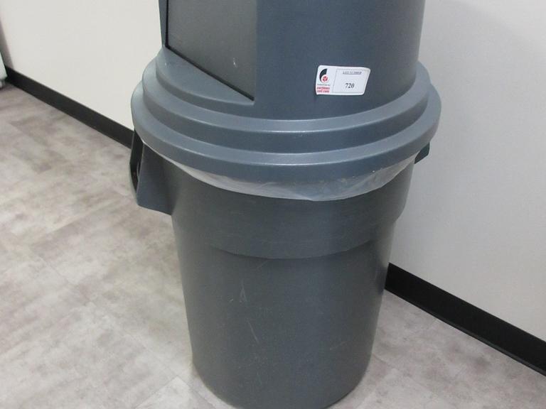 Rubbermaid Garbage Can with Hinged Door Cover