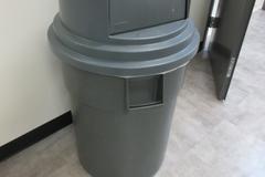 Rubbermaid Garbage Can with Hinged Door Cover