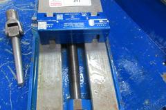 Kurt D688 6" Machine Vise w Steel Jaws, Snap Jaws and Handle