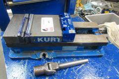 Kurt D688 6" Machine Vise w Steel Jaws, Snap Jaws and Handle