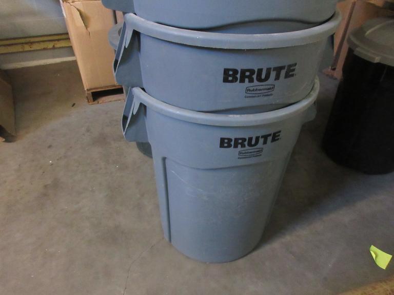 Rubbermaid Brute 44 Gallon Garbage Cans w Lids (Approx 11)