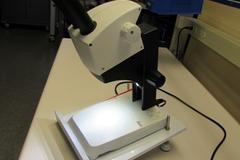 Leica EZ4 Stereo  Zoom Microscope w Built-In Light Source, 8-35X Adjustable Zoom