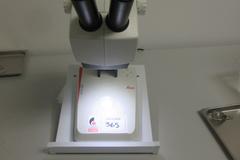 Leica EZ4 Stereo  Zoom Microscope w Built-In Light Source, 8-35X Adjustable Zoom
