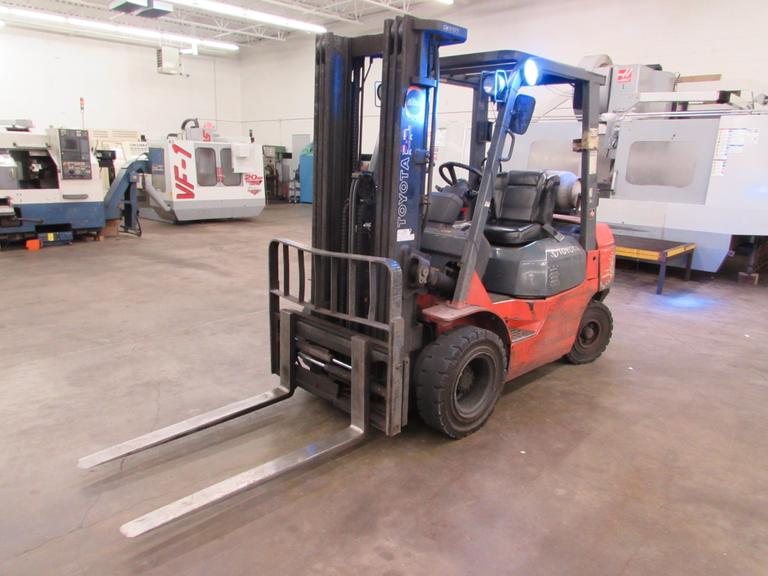 Toyota 7FGU25 4550lb Capacity LP Powered Fork Lift with Fork Positioner