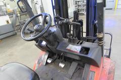 Toyota 7FGU25 4550lb Capacity LP Powered Fork Lift with Fork Positioner