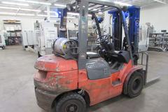 Toyota 7FGU25 4550lb Capacity LP Powered Fork Lift with Fork Positioner