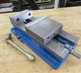 Kurt D688 6" Machine Vise with Steel Jaws and Handle