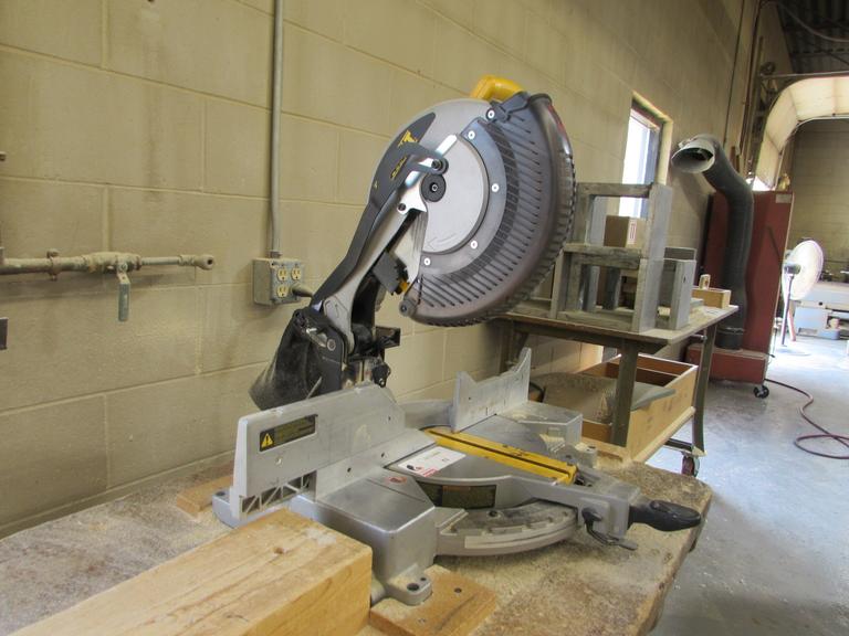 DeWalt DW715 12" Compound Miter Saw with Portable Wooden Stand