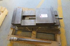 Kurt 10" Machine Vise with Handle and Steel Jaws