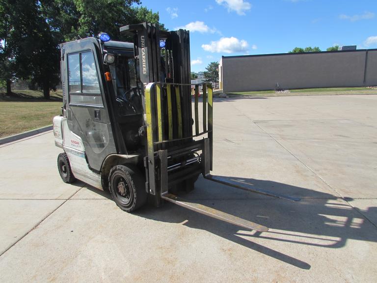 Nissan MP1F2A25LV Fork Lift, 4015lb Capacity, 187" Lift Height, with Side Shifting Fork Positioner