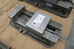 Kurt D675 6" Machine Vise