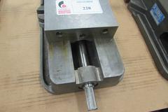 Kurt D675 6" Machine Vise