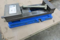 Kurt D688 6" Machine Vise with Handle