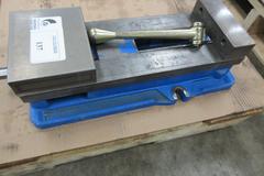 Kurt D688 6" Machine Vise with Handle