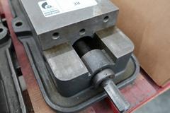 Kurt D60 6" Machine Vise with Handle