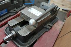 Kurt D60 6" Machine Vise with Handle