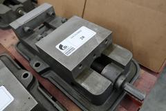 Kurt D60 6" Machine Vise with Handle