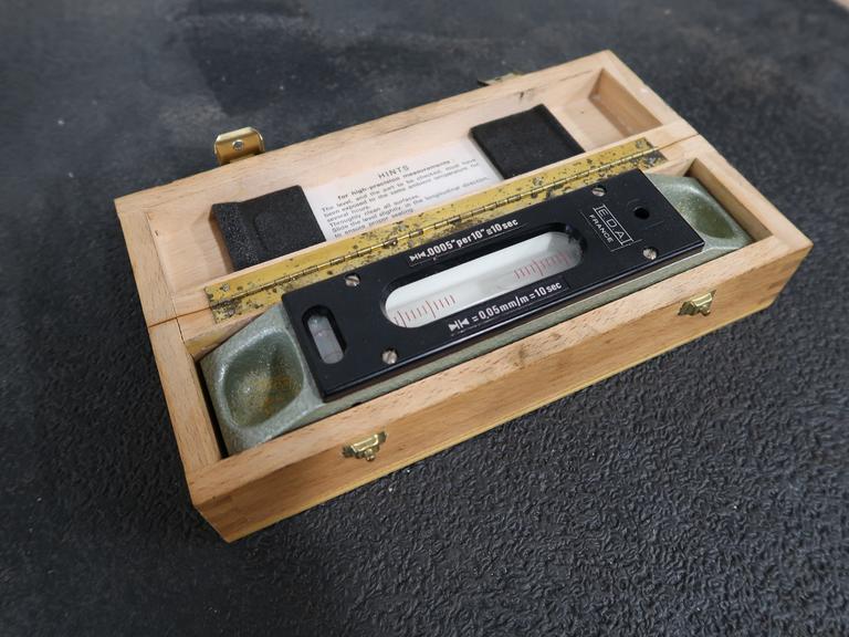 E.D.A. 8" Precision Inspection Block Level, .0005" / 10" Divisions, Wooden Case