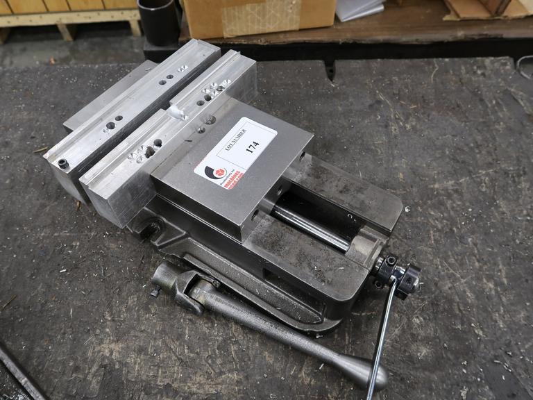 Kurt D675 6" Machine Vise with Handle