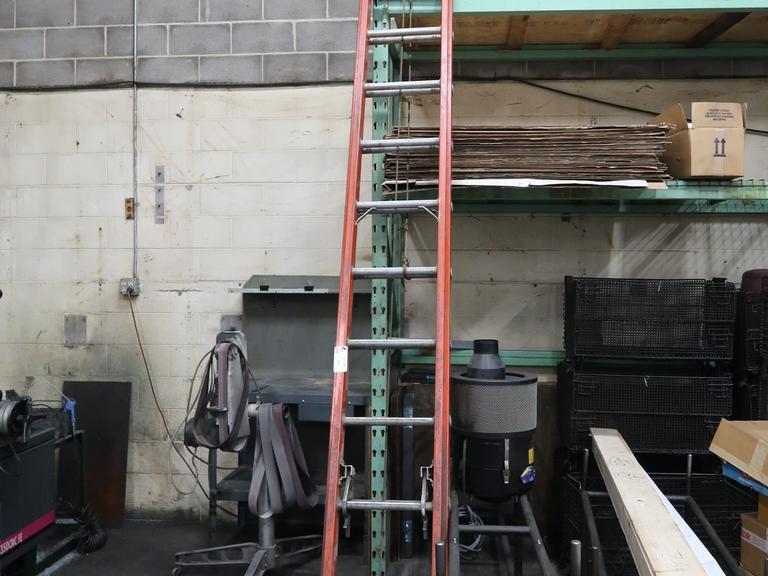 Cuprum 28' Fiberglass Extension Ladder, 300lb Capacity