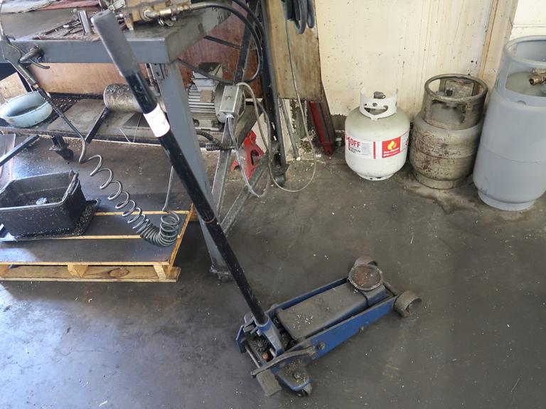 Floor Jack with Quick Rise Pedal.  Unknown Capacity