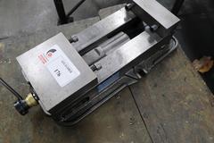 Kurt D675 6" Machine Vise 