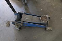 Floor Jack with Quick Rise Pedal.  Unknown Capacity