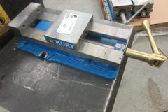 Kurt D688 6" Vise with Handle