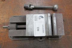 KURT D-40 4" Machine Vise with Handle