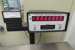 Pratt & Whitney Internal Supermicromter with Steel Table and Digital Readout