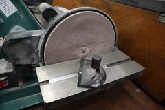 Grizzly Combination Belt and Disc Grinder, 1" Belt 8" Disk, 1/3 HP, Tilting Work Tables