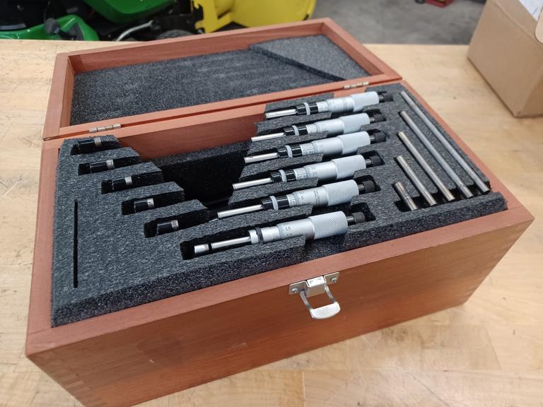 Starrett Metric Micrometers: 0-150mm. (6) Micrometers, Standards, Wooden Case