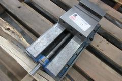 Kurt D688 6" Machine Vise