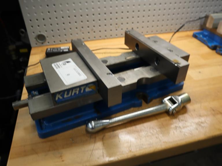 Kurt DX6 6" Machine Vise, Steel Jaws, Handle