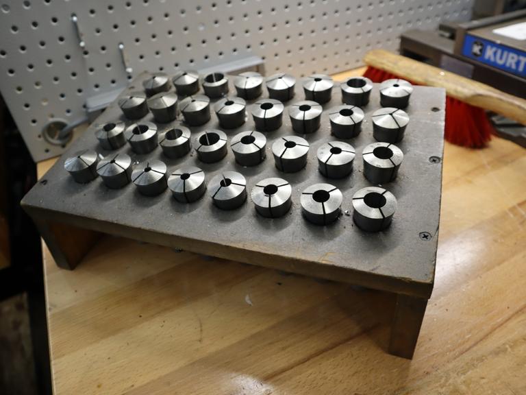 R8 Collets with Divider Stand