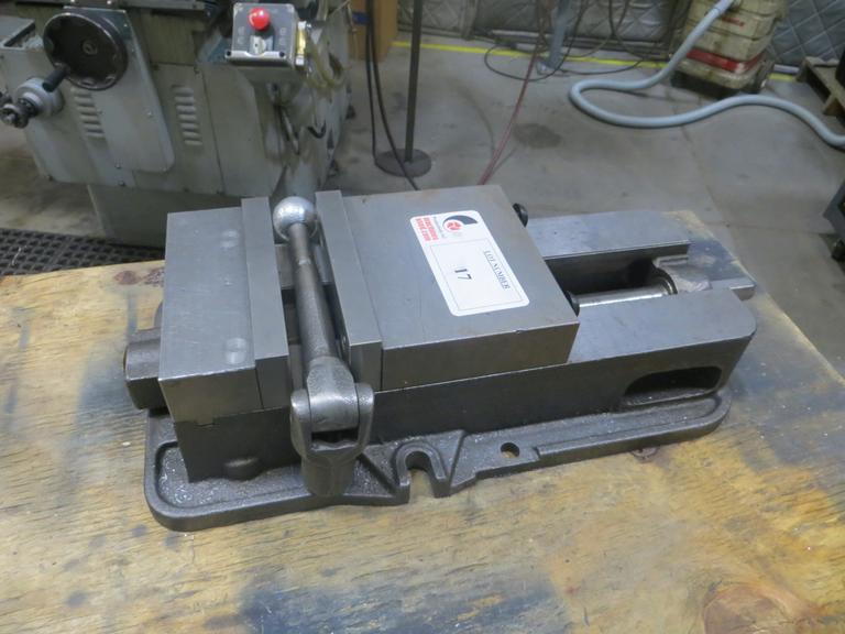 Kurt D675 Machine Vise w Steel Jaws and Handle