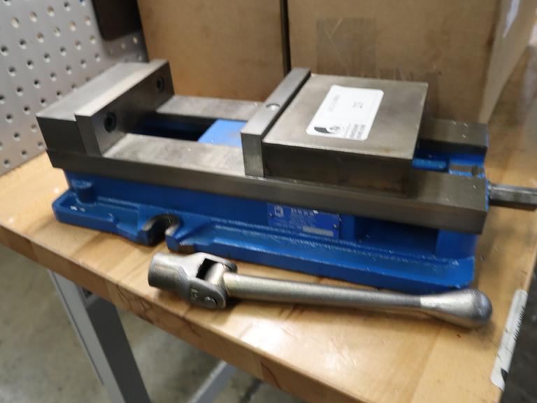 Kurt D688 6" Machine Vise, Steel Jaws, Handle