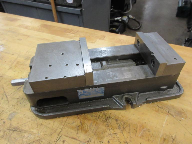Kurt D675 6" Machine Vise with Hard Jaws *No Handle*