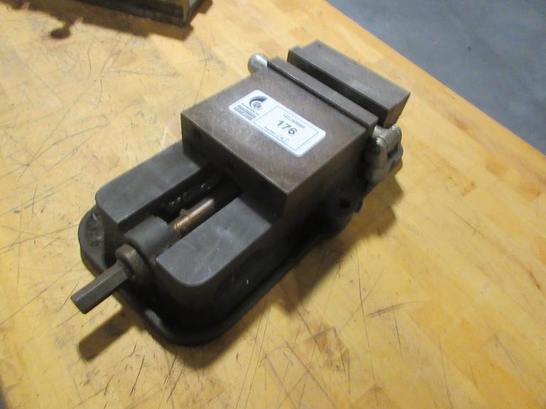 Kurt D-60 6" Machine Vise W/ Jaws & Handle
