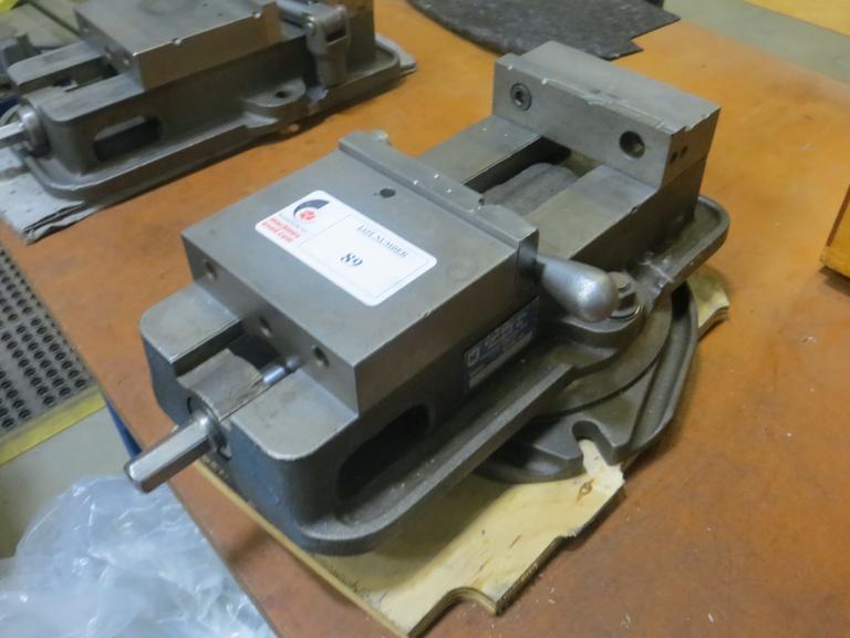 Kurt D675 Machine Vise w Steel Jaws w Handle on Swivel Base