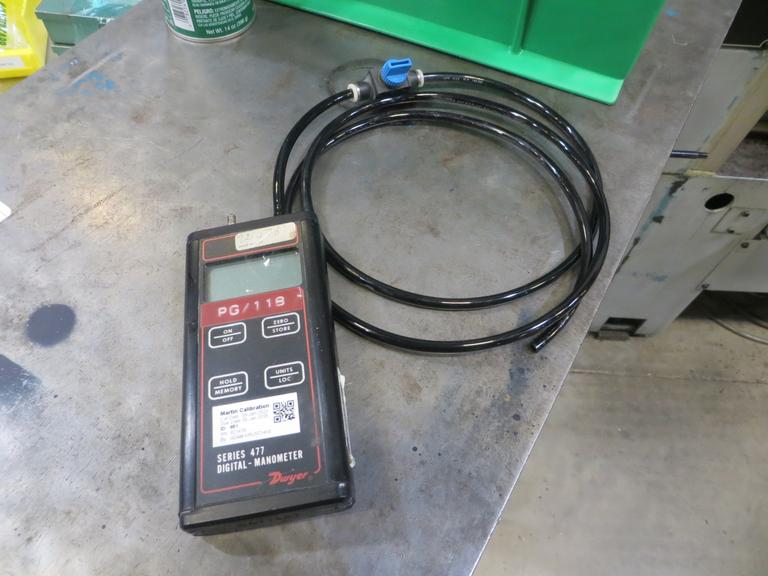 Dwyer Series 477 Digital Manometer