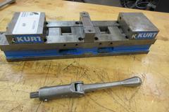 Kurt DL430 4" Machine Vise with Handle