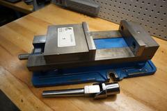 Kurt D675 Machine Vise, 6" with Steel Jaws, Handle