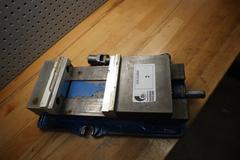 Kurt D-675 6" Machine Vise w Handle and Aluminum Jaws