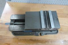 Kurt D675 6" Machine Vise with Aluminum and Hard Jaws